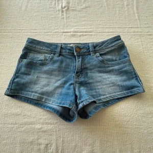 Lågmidjade jeansshorts  - Fina lågmidjade jeansshorts i storlek xs/s! Midjemåttet är 37cm! 