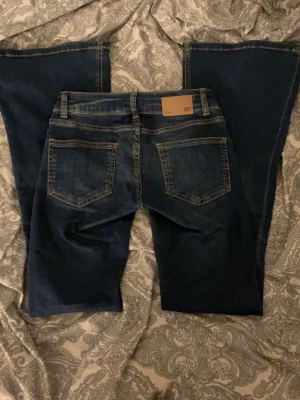 Blå bootcut jeans från 157 - Säljer ett par blå bootcut jeans från 157. Använt 1 gång men blå är inte min färg på jeans. Köptes för 400❤️