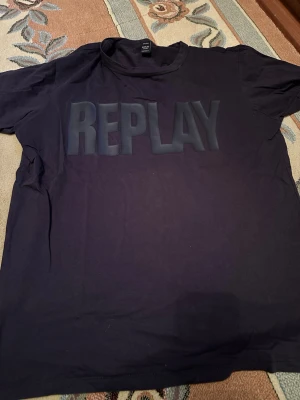 Svart t-shirt från Replay - Har tappat färgen i övrigt inget att anmärka på, välanvänd, 
