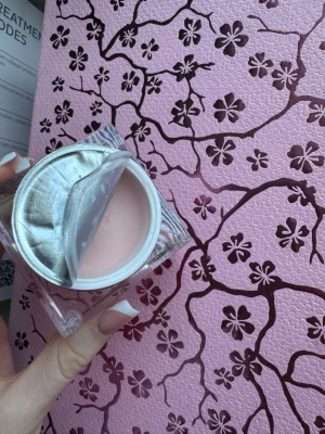 Builder Gel Milk Pink från Nail Extent - Säljer en builder gel i färgen Milk Pink från Nail Extent. Gelen kommer i en transparent burk med silverfärgat lock och har en mjuk, ljusrosa nyans. Perfekt för att bygga och förstärka naglar, och passar dig som vill ha naturligt snygga naglar.