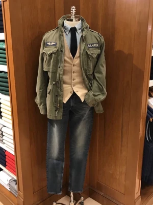 Polo Ralph Lauren field jacket  - En Polo Ralph lauren m65 field jacket, nypris ligger runt 5350kr. Skicket är mycket bra och jackan är i princip som ny. Inga skador eller liknande! Strl S kan även passa M. Priset går att diskutera 