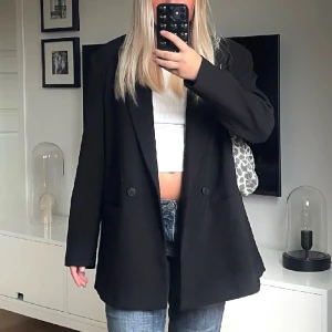 Oversized Svart Kavaj - Säljer nu denna supersnygga oversized kavajen då jag tycker att den är lite för stor på mig som är ganska kort. Använd en gång så skicket är 10/10! Kan gå ner i pris vid snabb affär!