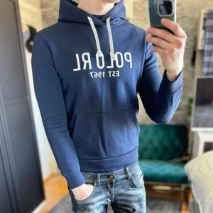 Ralph lauren hoodie -  Toppskick, inga defekter! Passar dig som är mellan 170-180cm ungefär. Modellen är 185 cm, 75kg. Passar bra nu till våren! Skriv för mer information!🤝