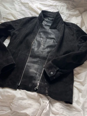 J.lindeberg jacka - Super fin jacka från J.lindeberg i mocka. Perfekt nu till våren och sommaren och passar till varje outfit. Nypris ligger runt 4000 och jackan är i nyskick💪🏻