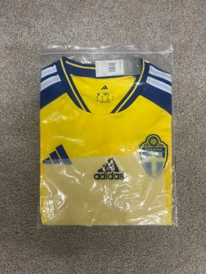 Sverigetröja Hemmaställ  - Helt oöppnad Sverigetröja, perfekt till VM i sommar!☀️🇸🇪⚽️