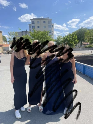 svart långklänning - säljer en svart långklänning från Nakd med slits bak, använd en gång !