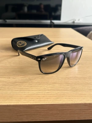 Svarta Ray-Ban boyfriend solglasögon - Ray-ban boyfriend i bra skick. Fodralet medföljer.