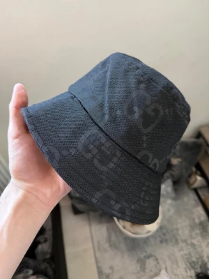 Gusci black bucket hat - brand new