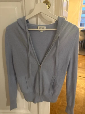 Ljusblå cashmere hoodie från Soft Goat🩵 - Ljusblå hoodie från Soft Goat. Snygg och enkel design som passar till det mesta🩵🩵