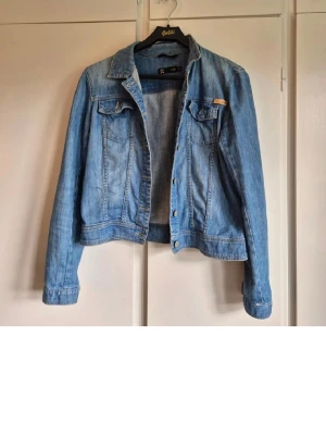 Blå jeansjacka  - Jättefin jeansjacka, passar till allt❣️ Sparsamt använd