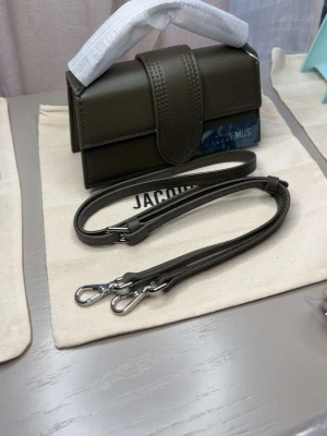 Jacquemus bambino - Mörkgrön Jacquemus väska i deras nyare modell Bambino. Nyskick. Dustbag ingår. Skick 10/10. Hör av er för frågor! Väskan är en mindre modell