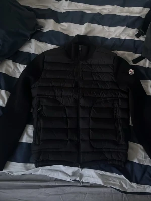 Moncler Cardigan - Tjena! Säljer min moncler cardigan. Anledningen varför jag säljer den är att den är för liten för mig. Jag är 173 cm lång och är runt 55 kg. Knappast använt. Löser också påsen för den.      EJ RIKTIGT.      Möts upp bara i Göteborg ‼️