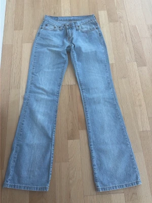 Low waist jeans - Jättefina jeans i gott skick men lite slitningar längst ner. Skulle säga att de e lite blandning mellan bootcut och straight.                                            Storlek: W=28 L=32 
