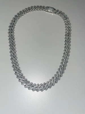 Indossa halsband silverplaterad - Silver platerad kedja från indossa köpt för 2000 säljer för 1200 pris kan diskuteras men inte så mycket färgen ändras inte även om man duschar.
