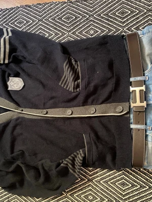 Morris tröja - Säljer en Morris Kofta/Cardigan. Storlek M med bra passform. Hör av dig vid intresse.