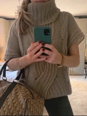 Beige stickad tröja - Skitsnygg stickad polo tröja! Passar mig som brukar ha s. Säljer då jag inte använder, skriv vid frågor eller funderingar💕