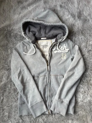Abercombrie&Fitch Hoodie - Säljer denna sällsynta och mycket eftertraktade Abercrombie & Fitch hoodie | Storlek S | Mycket bra skick | Vid eventuella frågor hör gärna av dig och erbjuder bra pris vid köp av bundle 😁✅