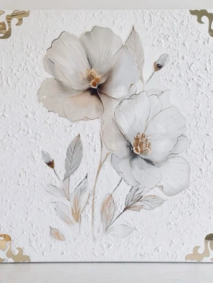 Elegant dekorativ tavla 80x80 med struktur & blommotiv  - Otroligt stilren tavla i måtten 80x80 med vackert blommotiv i mjuka, harmoniska nyanser. De subtila gulddetaljerna i hörnen ger en lyxig och exklusiv känsla som verkligen lyfter rummet.  Den strukturerade ytan ger tavlan ett fint djup och gör att den känns mer levande än en vanlig print – perfekt för dig som vill ha något unikt i hemmet.