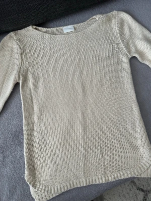 Stickad tröja - Jättefin krämvit stickad tröja köpt på VILA i storlek S. 💓 Inte kommit till någon användning. 💓