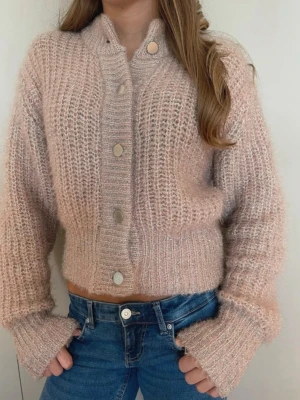 Ljusrosa fluffig kofta med knappar - Ljusrosa, fluffig och stickad kofta!