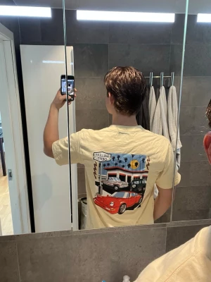 Cream/off white från Gallery Dept - Säljer nu denna riktigt feta t-shirt från Gallery Dept. i en snygg cream/off-white färg. T-shirten har det klassiska logotyptrycket på bröstet och ett stort, detaljerat grafiskt tryck på ryggen med bilar och "LA-vibes". Detaljer: • Märke: Gallery Dept. • Storlek: Medium (M) • Färg: Cream / Off-white • Skick: Nytt skick • Passform: Boxig och skön passform. Storleksreferens: Modellen på bilden är 183 cm lång och väger 72 kg. Den sitter perfekt "true to size" med en modern, 