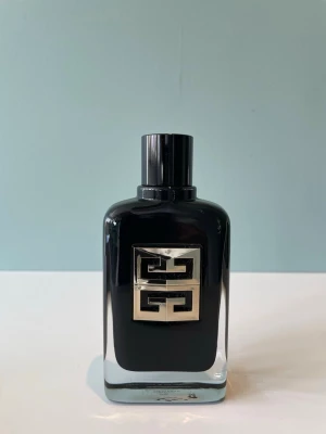 Givenchy Gentleman Society Ambrée - Säljer en Givenchy Gentleman Society Ambrée – varm, elegant och modern doft. * Ca 60/100 ml kvar * Flaska i väldigt fint skick * Box ingår. Perfekt för dig som vill testa en ny signaturdoft till bättre pris. Kan gå ner i pris vid snabb affär. Kan även ta emot byten!