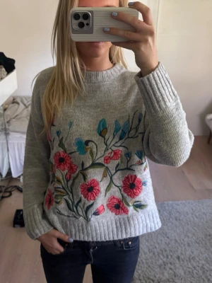 Stckad tröja med tyck - Fin stickad tröja med blommigt tryck🥰 Passar S