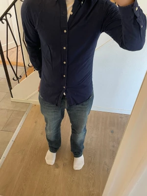 Blå Ralph Lauren skjorta  - Säljer min gamla Ralph Lauren skjorta i storlek s