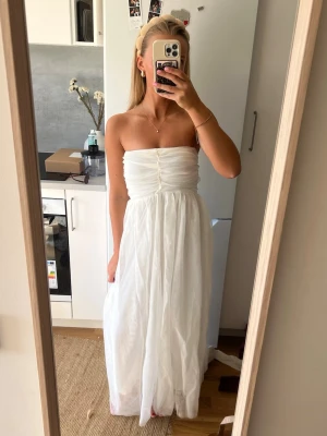 Vit klänning Kappahl - Köpt från Kappahl för 800kr, använd 1 gång. Jätte bra skick. Storlek 36