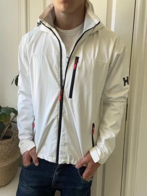 Helly Hansen jacka  - Helly Hansen jacka, sjukt snygg. , Inga defekter! Modellen i bilderna är 180 cm 75 kg och bär Storlek M , Kom med frågor! 🌟 (Kan gå ned i pris vid köp av paket 😉) 