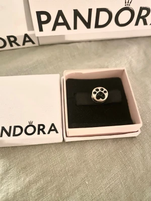 Pandora tassberlock  - Silver berlock från pandora att sätta på armband 💗                                                                                                                              Armbandet ingår inte men jag säljer det i en av mkna andra annonser!