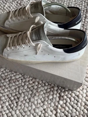 Golden goose superstar - Säljer nu mina golden goose superstar skor i storlek 42. Givetvis äkta, har även kvitto på dem. Skorna är iprincip helt nya, använda max 2 gånger. Ingen heeldrag som är väldigt vanligt på ggdb. Vid frågor är det bara att höra av sig! 📩