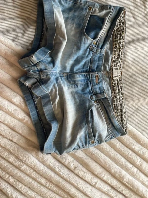 lowwaisted jeansshorts  - Jeansshorts från gina tricot i storlek 36. Lowwaist