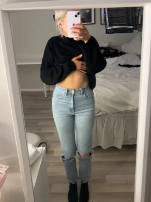 Jeans med hål - Jätte fina jeans med hål vid knärna, högmidjade  mom slim. Inte jätte använda. Brukar har 34-36 i byxor och domhär passar perfekt! 