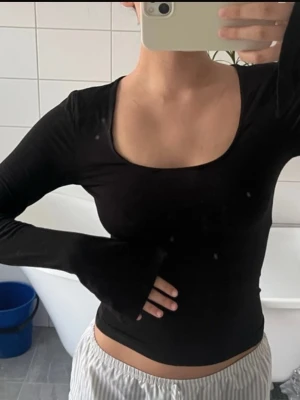Svart långärmad  - Fr gina! Nyskick:) lappen e birta då ja tyckten den skavde men de e storlek xs!