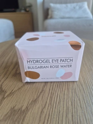 Hydrogel Eye Patch Bulgarian Rose - Hydrogel eye patch med bulgarisk rosenvatten från Primera. Kommer i en ljusrosa förpackning med guldiga och rosa detaljer. Perfekt för att återfukta och pigga upp huden under ögonen. Oplomberad, oanvänd.