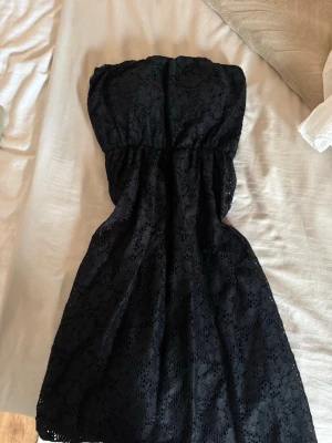 Off shoulder mini - klänning🩷 - Jätte söt off shoulder mini- klänning. Perfekt nu inför sommmaren🩷 på baksidan av klänningen är det en rosett som är super söt!