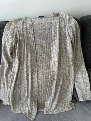 Kofta - Fin lite tunnare kofta med 2 slits på båda sidorna. 🩷 I storlek XS & använts ett fåtal gånger, inga fel på den. 🌸