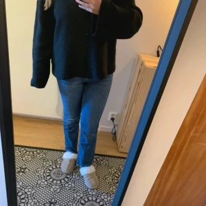 Mörkblåa jeans Gina Tricot  - Säljer dessa super snygga jeansen från Gina Tricot. Väl använda men fortfarande i väldigt bra skick💕