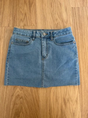 Jeanskjol - Jätte fin ljus blå jeanskjol lite stretchigt material i storlek xs. Midjemått rakt över: 32cm.  längd: 31cm