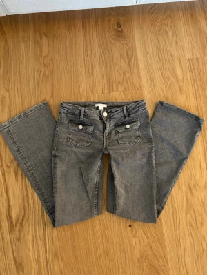 Grå lågmidjade jeans  - Jätte fina lågmidjade jeans från Gina Young med fina fickor i fram. Storlek 158. 