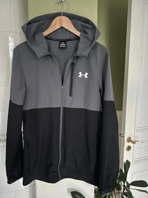 Under Armour Jacka  - Riktigt fett under armour jacka i storlek S. Riktigt bra skick. 