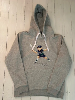 Ralph Lauren polo bear hoodie herr storlek S  - Hej! Säljer denna riktigt schyssta polo bear hoodie från Ralph Lauren. Den är i storlek L men sitter väldigt litet och passar därför som en S. Den är endast använd någon enstaka gång och är därmed i ett nyskick. Original lappar och påse finns kvar och medföljer naturligtvis vid köp. Jag fraktar alltid snabbt!cMvh
