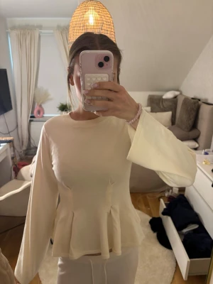 Topp Gina Tricot  - Söt topp från Gina! Aldrig använd o i super skick!