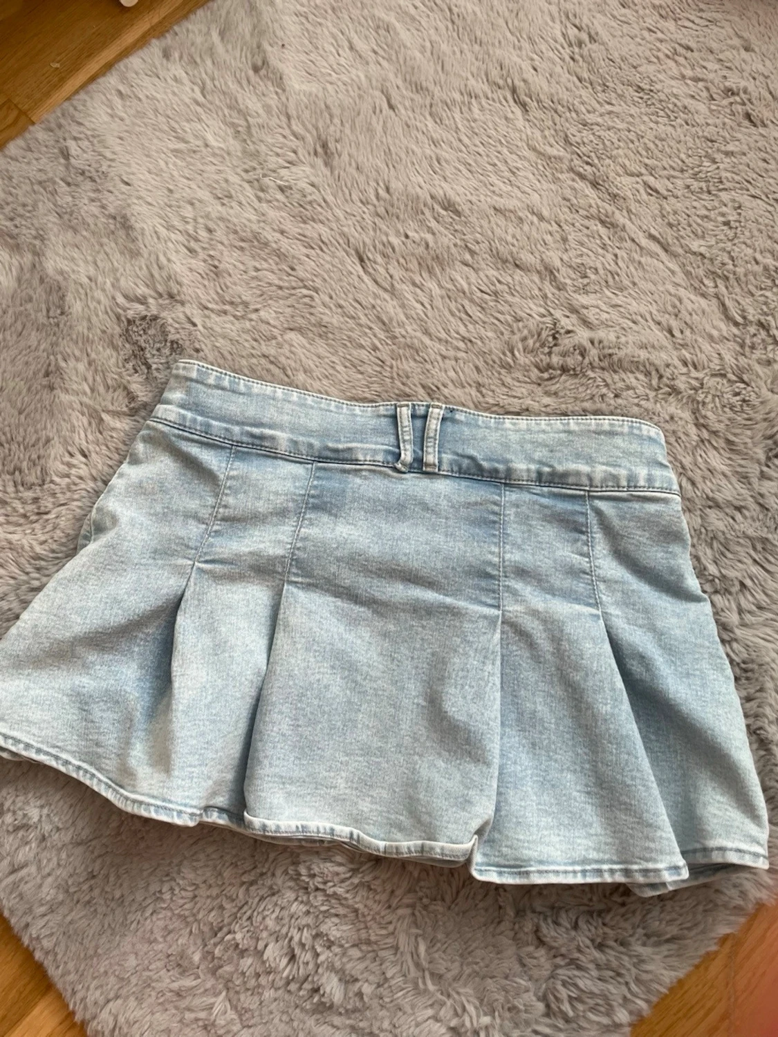 Ljusblå denimkjol med knappar - 1