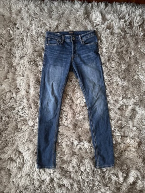 Jack and Jones jeans - Snygga somriga jeans från Jack and Jones. Storlek 30/32 passar mig perfekt som är 179. Mycket fint skick, inga hål eller liknande. Hör av er vid frågor!☀️☀️