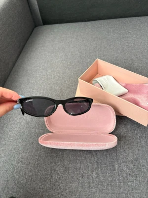 Svarta solglasögon från Miu Miu - Snygga svarta solglasögon  cat eye-modell