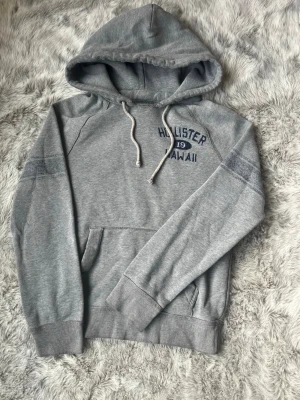Hollister hoodie - Säljer denna sällsynta och mycket eftertraktade Hollister hoodie | Storlek S | Skick 9/10 | Vid eventuella frågor hör gärna av dig och erbjuder bra pris vid köp av bundle 😁✅