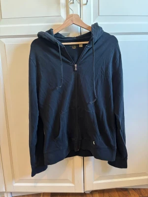 Svart tröja Ralph Lauren - En svart tröja från Ralph lauren med dragkedja. Stl small och bra skick!  