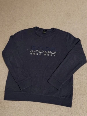 Hugo Boss sweatshirt - Storlek L men passar M